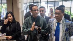 Mantan Menteri Pendidikan, Kebudayaan, Riset dan Teknologi (Mendikbudristek) Nadiem Makarim (ketiga kiri) didampingi kuasa hukum Hotman Paris (kedua kanan) berjalan menuju ruang pemeriksaan di Jampidsus, Kejaksaan Agung, Jakarta, Kamis (4/9/2025). Kejaksaan Agung kembali melakukan pemeriksaan ketiga terhadap Nadiem Makarim sebagai saksi dalam kasus dugaan korupsi pengadaan chromebook di Kemendikbudristek yang menghabiskan anggaran Rp9,9 triliun.