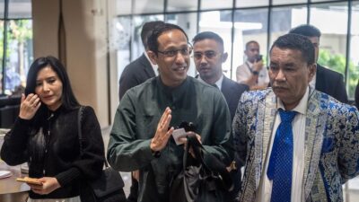 Mantan Menteri Pendidikan, Kebudayaan, Riset dan Teknologi (Mendikbudristek) Nadiem Makarim (ketiga kiri) didampingi kuasa hukum Hotman Paris (kedua kanan) berjalan menuju ruang pemeriksaan di Jampidsus, Kejaksaan Agung, Jakarta, Kamis (4/9/2025). Kejaksaan Agung kembali melakukan pemeriksaan ketiga terhadap Nadiem Makarim sebagai saksi dalam kasus dugaan korupsi pengadaan chromebook di Kemendikbudristek yang menghabiskan anggaran Rp9,9 triliun.