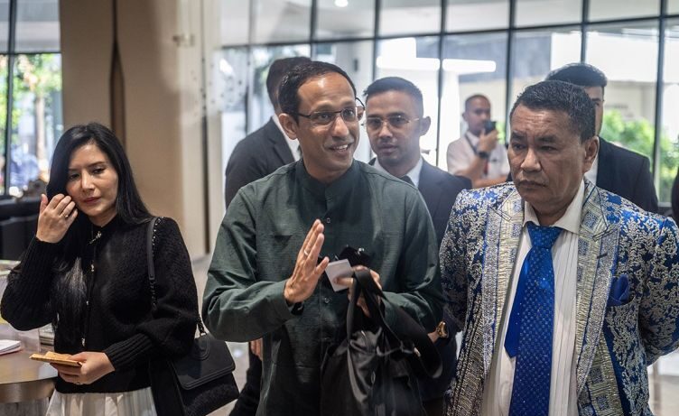 Mantan Menteri Pendidikan, Kebudayaan, Riset dan Teknologi (Mendikbudristek) Nadiem Makarim (ketiga kiri) didampingi kuasa hukum Hotman Paris (kedua kanan) berjalan menuju ruang pemeriksaan di Jampidsus, Kejaksaan Agung, Jakarta, Kamis (4/9/2025). Kejaksaan Agung kembali melakukan pemeriksaan ketiga terhadap Nadiem Makarim sebagai saksi dalam kasus dugaan korupsi pengadaan chromebook di Kemendikbudristek yang menghabiskan anggaran Rp9,9 triliun.