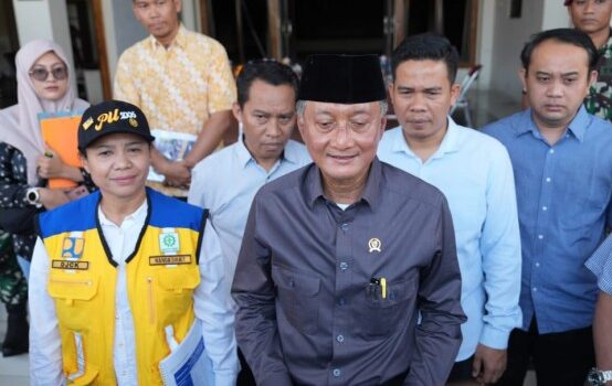Menteri PU Dody Hanggodo meninjau Gedung Paripurna Serbaguna Kabupaten Brebes, Minggu (7/9/2025).