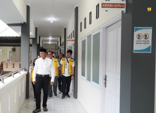 Menteri Pekerjaan Umum Dody Hanggodo meninjau kesiapan Sekolah Rakyat 1C yang berlokasi di Balai Besar Pelatihan Vokasi dan Produktivitas (BBPVP) Kota Semarang, Sabtu (8/9/2025).
