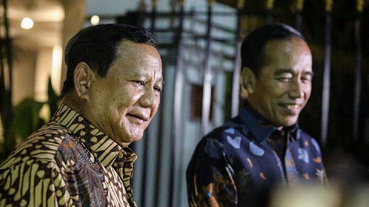 Arsip-Presiden Prabowo Subianto (kiri) bersama Presiden ke-7 RI Joko Widodo (kanan) menjawab pertanyaan wartawan usai pertemuan di Kertanegara, Jakarta, Jumat (6/12/2024).