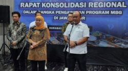 Kepala Badan Gizi Nasional (BGN) Dadan Hindayana (kanan) saat memberikan keterangan usai acara rapat konsolidasi regional pengawasan MBG di Surabaya, Selasa malam (7/10/2025).