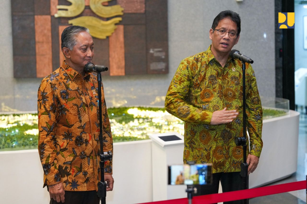 Menteri Pekerjaan Umum (PU) Dody Hanggodo menerima kunjungan Menteri Keuangan Purbaya Yudhi Sadewa di Kantor Kementerian PU, Jumat (17/10/2025).