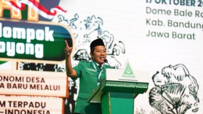 Ketua Umum Gerakan Pemuda Ansor Addin Jauharudin saat meluncurkan Gerakan Ekonomi Rakyat, di Kabupaten Bandung, Jawa Barat, Jumat (17/10/2025).