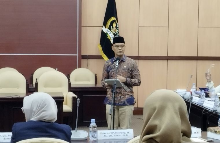 Wakil Ketua Komisi I DPR RI Sukamta saat menjadi pembicara dalam acara peluncuran sebuah buku di kompleks parlemen, Jakarta