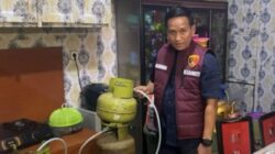Kasubdit IV Ditreskrimsus Polda Riau AKBP Nasrudin ketika di lokasi tempat pengoplosan gas LPG 3 Kg ke 12 kg di Pekanbaru.