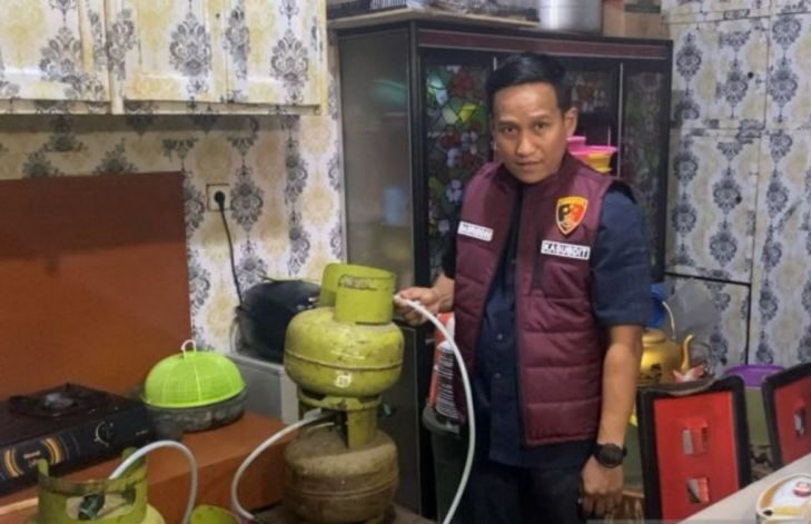 Kasubdit IV Ditreskrimsus Polda Riau AKBP Nasrudin ketika di lokasi tempat pengoplosan gas LPG 3 Kg ke 12 kg di Pekanbaru.