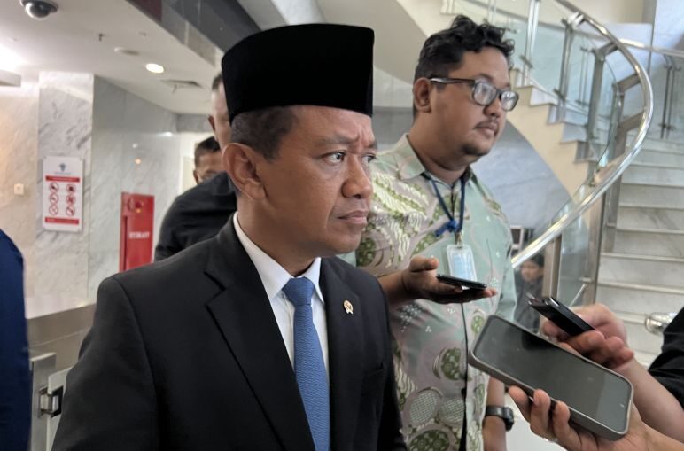 Menteri Energi dan Sumber Daya Mineral (ESDM) Bahlil Lahadalia memberi keterangan ketika ditemui di sela-sela rapat Koordinasi Persiapan Indonesia International Sustainability Forum (ISF) 2025 di Kantor BKPM, Jakarta, Rabu (1/10/2025).