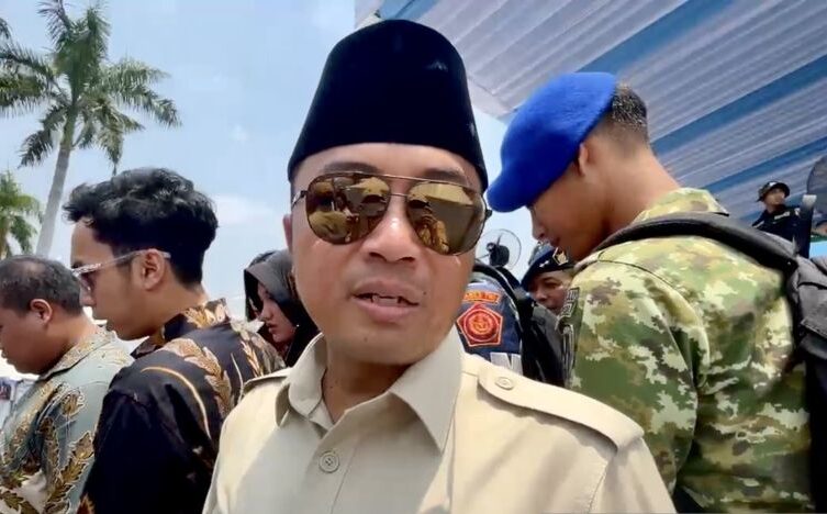 Menteri Sekretaris Negara Prasetyo Hadi, yang juga Juru Bicara Presiden RI, menjawab pertanyaan wartawan saat dia ditemui selepas acara peringatan HUT Ke-80 TNI di Lapangan Silang Monas, Jakarta, Minggu (5/10/2025)