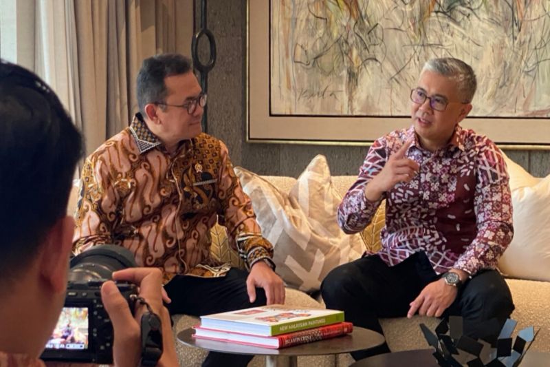 Menteri Investasi, Perdagangan, dan Industri Malaysia Tengku Zafrul Aziz (kanan) di Putrajaya, Malaysia, Minggu (26/1/2025).