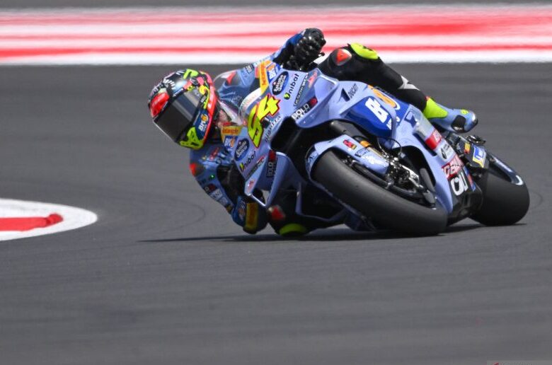 Pembalap BK8 Gresini Racing MotoGP Fermin Aldeguer memacu kecepatan sepeda motornya dalam sesi kualifikasi Q2 MotoGP Indonesia 2025 di Sirkuit Internasional Pertamina Mandalika, Lombok Tengah, Nusa Tenggara Barat, Sabtu (4/10/2025). Fermin Aldeguer berhasil meraih posisi kedua dalam starting grid setelah menjadi terbaik kedua dalam sesi kualifikasi Q2 setelah pembalap Aprilia Racing Marco Bezzecchi yang meraih pole position.