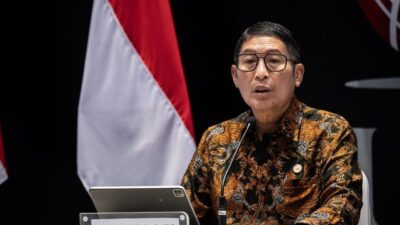 Kepala Eksekutif Pengawas Pasar Modal, Keuangan, Derivatif dan Bursa Karbon Otoritas Jasa Keuangan (OJK) Inarno Djajadi menyampaikan pemaparan saat konferensi pers Respon Kebijakan OJK Mengantisipasi Volatilitas Perdagangan Saham di Main Hall BEI, Jakarta