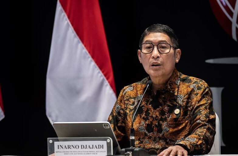 Kepala Eksekutif Pengawas Pasar Modal, Keuangan, Derivatif dan Bursa Karbon Otoritas Jasa Keuangan (OJK) Inarno Djajadi menyampaikan pemaparan saat konferensi pers Respon Kebijakan OJK Mengantisipasi Volatilitas Perdagangan Saham di Main Hall BEI, Jakarta