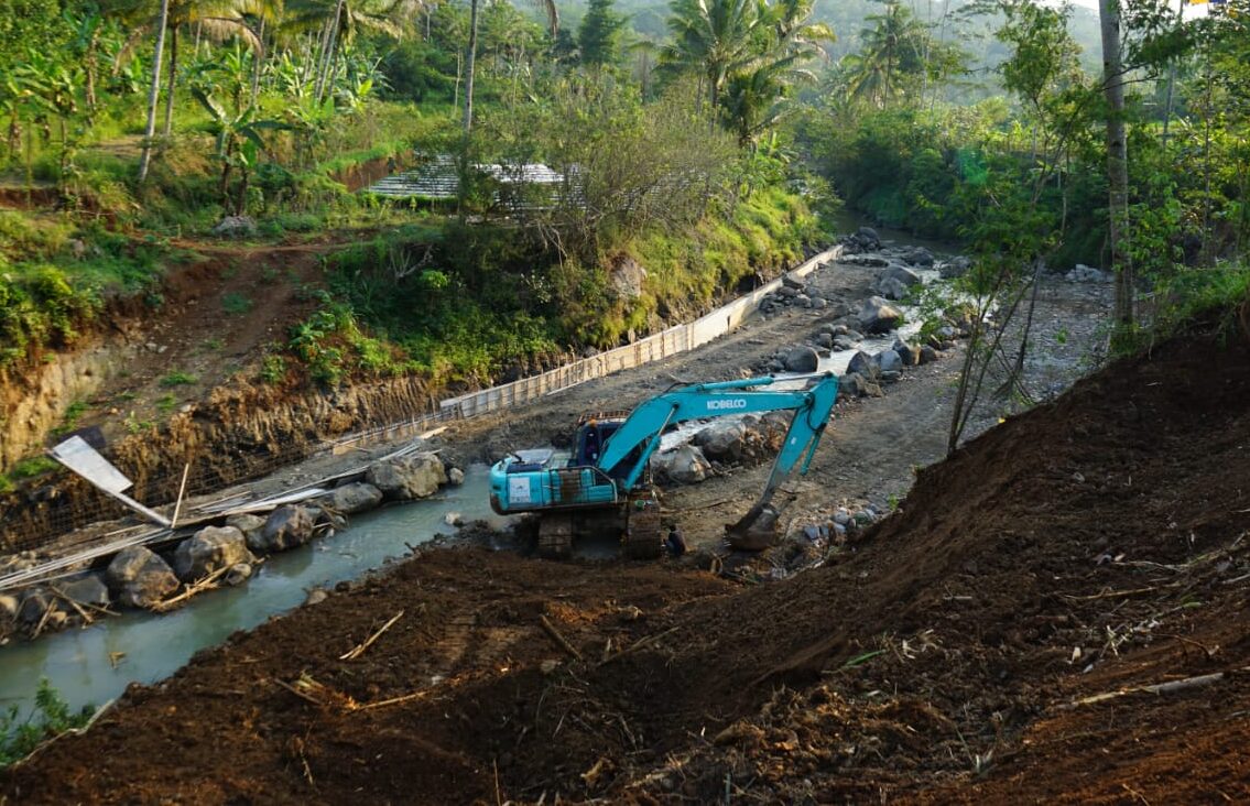 Ilustrasi - sebuah alat berat mengerjakan irigasi
