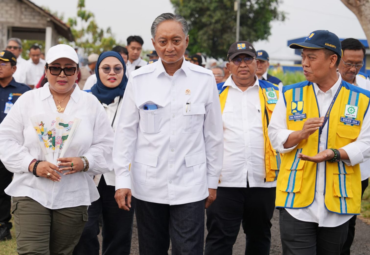 Menteri PU Dody Hanggodo (tengah) mengunjungi salah satu lokasi penerima manfaat yang berada di Dukuh Bulak Blimbing, Kelurahan Karangrejek, Kapanewon Wonosari, Kabupaten Gunungkidul, padai Minggu (5/10/2025).