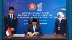 Menteri Perdagangan Budi Santoso (tengah) menandatangani naskah perjanjian The Second Protocol to Amend the ASEAN Trade in Goods Agreement (ATIGA Upgrade) di sela KTT ke-47 ASEAN di Kuala Lumpur, Malaysia