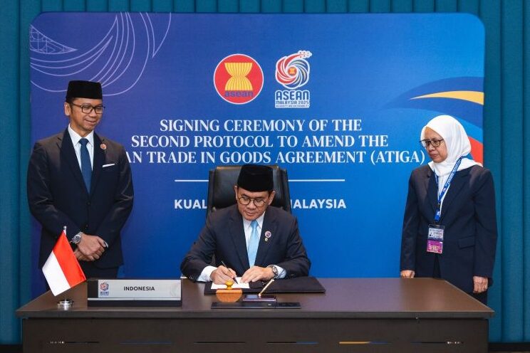 Menteri Perdagangan Budi Santoso (tengah) menandatangani naskah perjanjian The Second Protocol to Amend the ASEAN Trade in Goods Agreement (ATIGA Upgrade) di sela KTT ke-47 ASEAN di Kuala Lumpur, Malaysia
