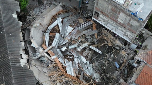 Foto udara tim gabungan melakukan pembongkaran material untuk memudahkan pencarian korban bangunan mushalla ambruk di Pondok Pesantren (Ponpes) Al Khoziny di Kecamatan Buduran, Sidoarjo, Jawa Timur, Sabtu (4/10/2025).