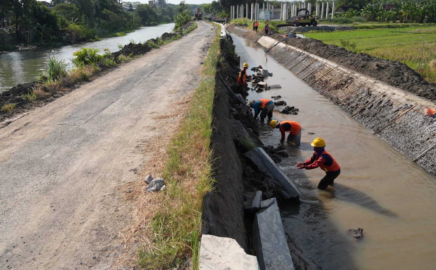 Ilustrasi- Pekerja sedang melakukan Rehabilitasi Jaringan Irigasi Delta Brantas, di Kabupaten Sidoarjo, Provinsi Jawa Timur.