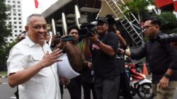 Mantan Bendahara Umum Asosiasi Muslim Penyelenggara Haji dan Umrah Republik Indonesia (Amphuri) Muhammad Tauhid Hamdi (kiri) berjalan usai menjalani pemeriksaan di Gedung Merah Putih KPK, Jakarta