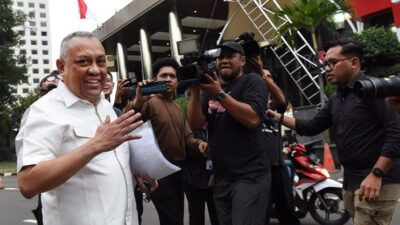 Mantan Bendahara Umum Asosiasi Muslim Penyelenggara Haji dan Umrah Republik Indonesia (Amphuri) Muhammad Tauhid Hamdi (kiri) berjalan usai menjalani pemeriksaan di Gedung Merah Putih KPK, Jakarta