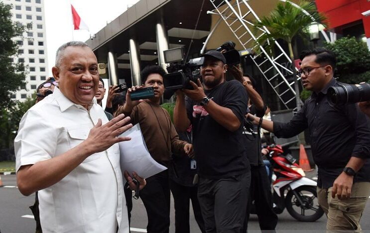 Mantan Bendahara Umum Asosiasi Muslim Penyelenggara Haji dan Umrah Republik Indonesia (Amphuri) Muhammad Tauhid Hamdi (kiri) berjalan usai menjalani pemeriksaan di Gedung Merah Putih KPK, Jakarta