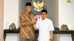 Menteri Pekerjaan Umum (PU) Dody Hanggodo (kiri) menerima kunjungan Menteri Koordinator Bidang Pemberdayaan Masyarakat (Menko PM) Muhaimin Iskandar (kanan) di Kantor Kementerian PU, Jakarta, Selasa (7/10/2025).