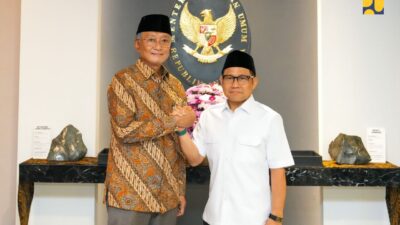 Menteri Pekerjaan Umum (PU) Dody Hanggodo (kiri) menerima kunjungan Menteri Koordinator Bidang Pemberdayaan Masyarakat (Menko PM) Muhaimin Iskandar (kanan) di Kantor Kementerian PU, Jakarta, Selasa (7/10/2025).