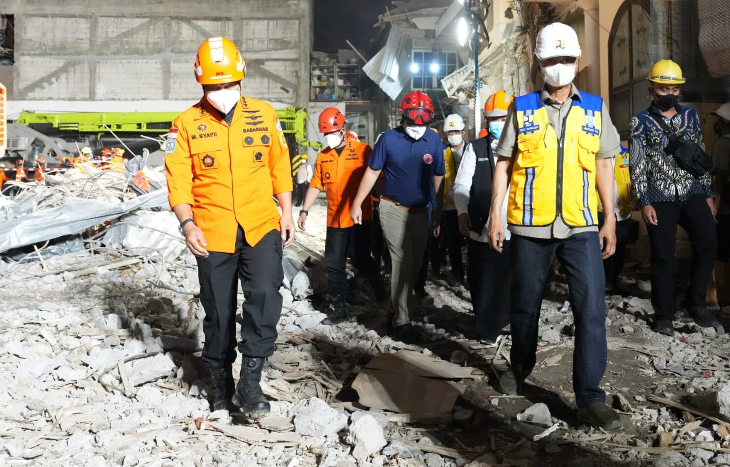 Menteri PU Dody Hanggodo (kanan) saat mengunjungi lokasi Pondok Pesantren Al Khoziny.