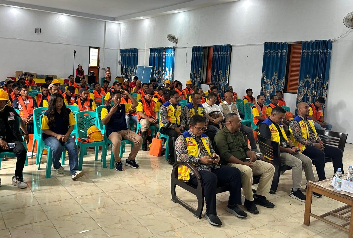 Peserta kompetensi tenaga kerja konstruksi melalui program sertifikasi yang dilaksanakan secara berkelanjutan di berbagai daerah, termasuk bagi para pekerja yang terlibat dalam program Padat Karya.