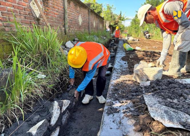 Program Pengembangan Infrastruktur Sosial Ekonomi Wilayah (PISEW) dari Kementerian PU, berbasis Padat Karya. Pada tahun 2025