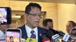 Menteri Keuangan Purbaya Yudhi Sadewa menjawab pertanyaan wartawan dalam wawancara cegat di Jakarta, Senin (27/10/2025).