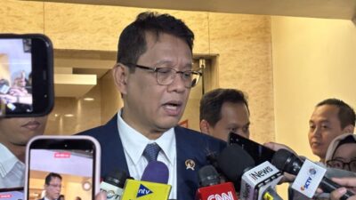 Menteri Keuangan Purbaya Yudhi Sadewa menjawab pertanyaan wartawan dalam wawancara cegat di Jakarta, Senin (27/10/2025).