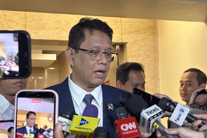 Menteri Keuangan Purbaya Yudhi Sadewa menjawab pertanyaan wartawan dalam wawancara cegat di Jakarta, Senin (27/10/2025).