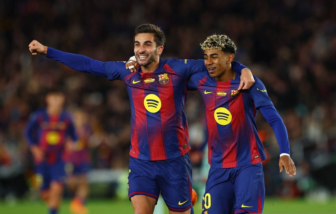 Pemain barcelona Lamine Yamal dan Ferran Torres melakukan selebrasi saat usai mencetak gol ke gawang Athletic Bilbao