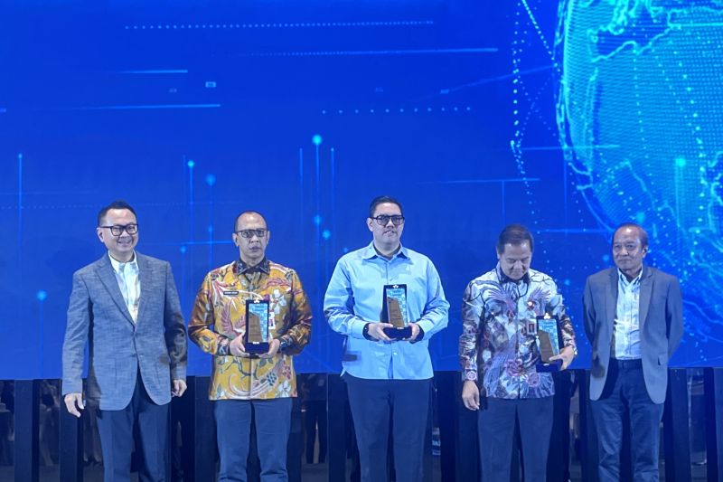 Wakil Ketua Komisi I DPR RI Dave Laksono (tengah) dalam acara iLearn Conference & Seminar 2025 yang diadakan PT Reasuransi Indonesia Utama (Persero) atau Indonesia Re di Jakarta, Selasa (11/11/2025).