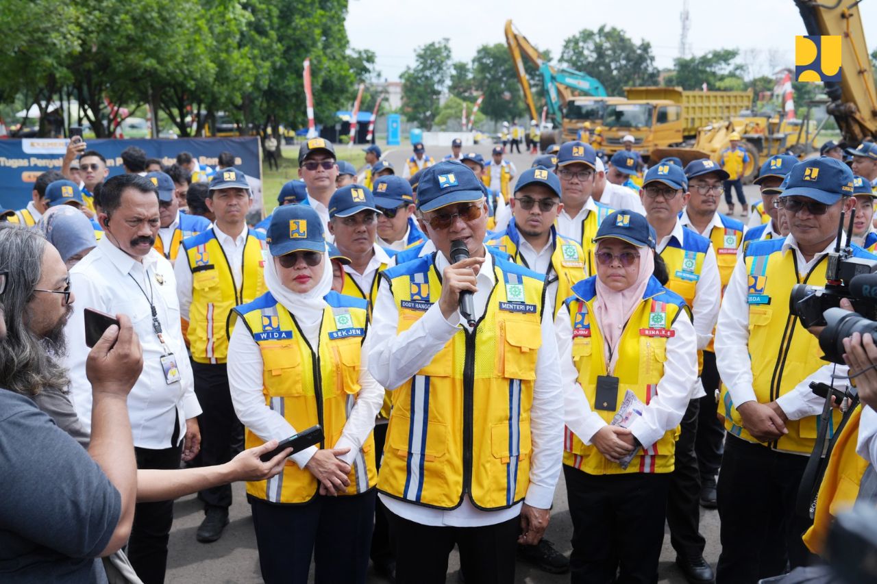 Menteri PU Dody Hanggodo (tengah) saat pimpin Apel kesiapsiagaan.