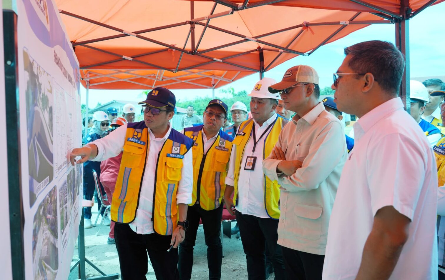 Menteri Pekerjaan Umum (PU) Dody Hanggodo meninjau langsung progres pembangunan Floodway Sikambing–Belawan di Kota Medan, Sumatera Utara, Sabtu (8/11/2025).