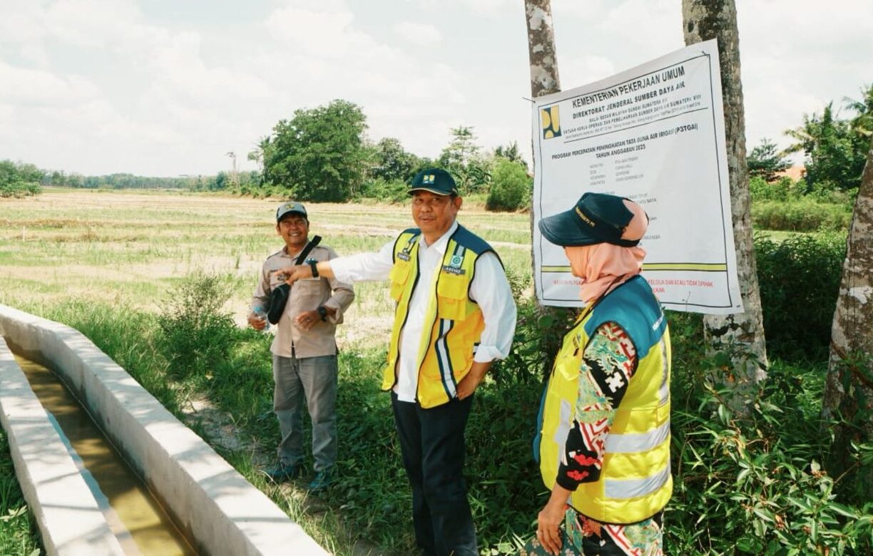 Staf Ahli Menteri PU Bidang Sosial Budaya dan Peran Masyarakat K.M. Arsyad yang meninjau langsung pelaksanaan P3TGAI di Desa Cahya Maju, Kecamatan Lempuing, Kabupaten OKI