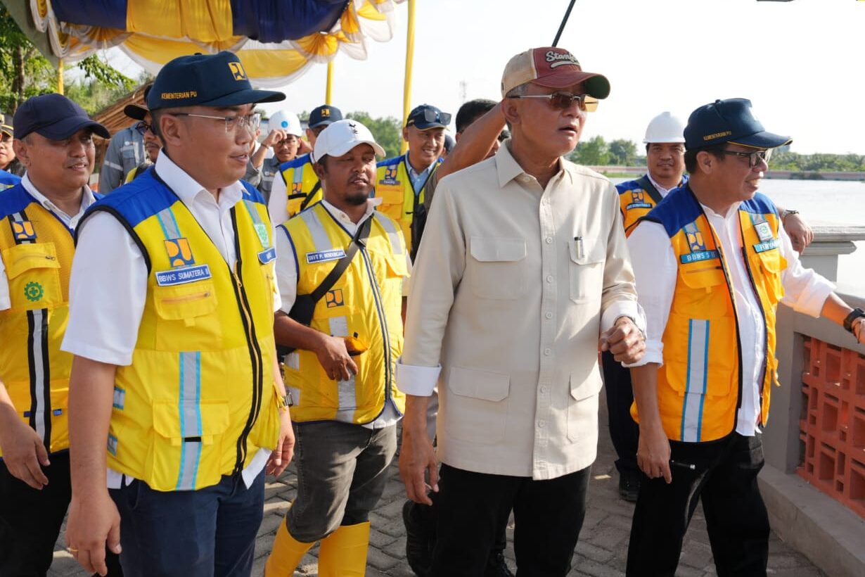 Menteri Dody dalam kunjunganya di kawasan Danau Siombak di Kota Medan, Sumatera Utara