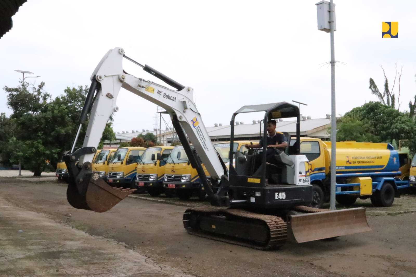 Armada Alat berat yang disiapkan oleh kementerian PU.