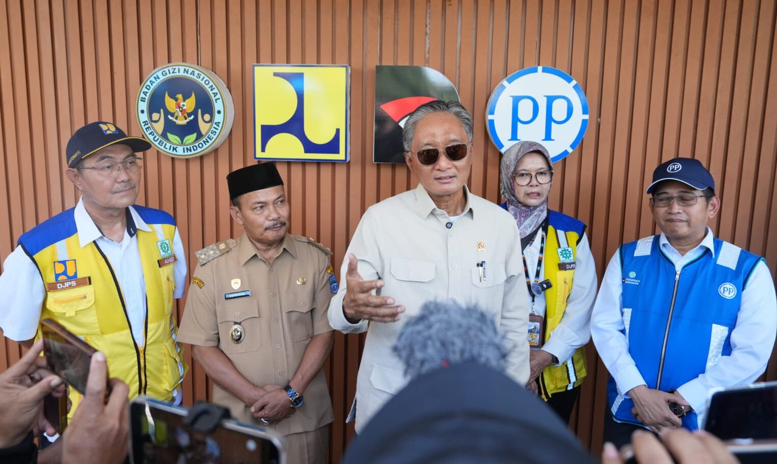 Menteri PU Dody Hanggodo saat meninjau prototype SPPG di Banjar pada Selasa (18/11)