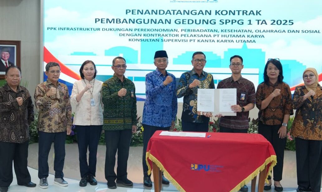 Menteri PU Dody Hanggodo menyaksikan melakukan penandatanganan kontrak untuk paket pembangunan gedung Satuan Pelayanan Pemenuhan Pemenuhan Gizi (SPPG) Tahun 2025 pada Jumat (21/11/2025).