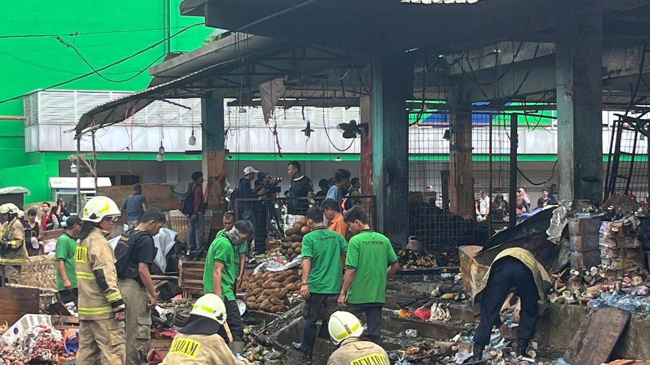 Personel Suku Dinas Penanggulangan Kebakaran dan Penyelamatan (Gulkarmat) Jakarta Timur memadamkan kebakaran Pasar Induk Kramat Jati, Jakarta Timur, Senin (15/12/2025).
