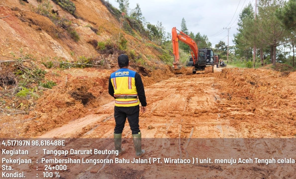 Kementerian PU sedang membuka akses jalan yang tertimbun longsor di Beutong, Aceh.