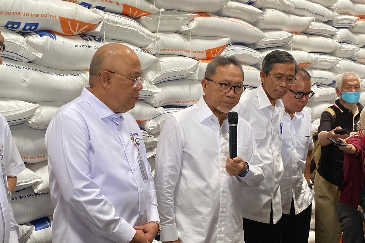 Menteri Koordinator Bidang Pangan (Menko Pangan) Zulkifli Hasan (tengah) saat berikan keterangan di gudang bulog.