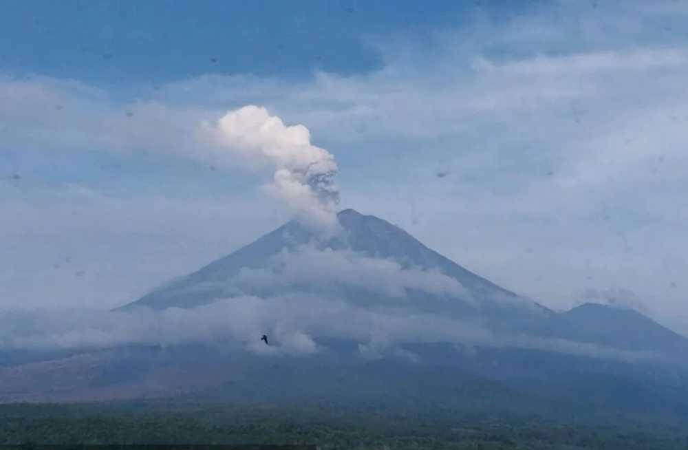 Gunung Semeru erupsi dengan tinggi letusan mencapai 1.000 meter dI atas puncak pada Sabtu (20/12/2025) pukul 07.30 WIB.