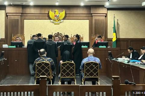 tiga terdakwa kasus dugaan korupsi dalam program digitalisasi pendidikan di lingkungan Kemendikbudristek pada tahun 2019-2022, dalam sidang pembacaan surat dakwaan di Pengadilan Tipikor pada PN Jakarta Pusat, Selasa (16/12/2025)