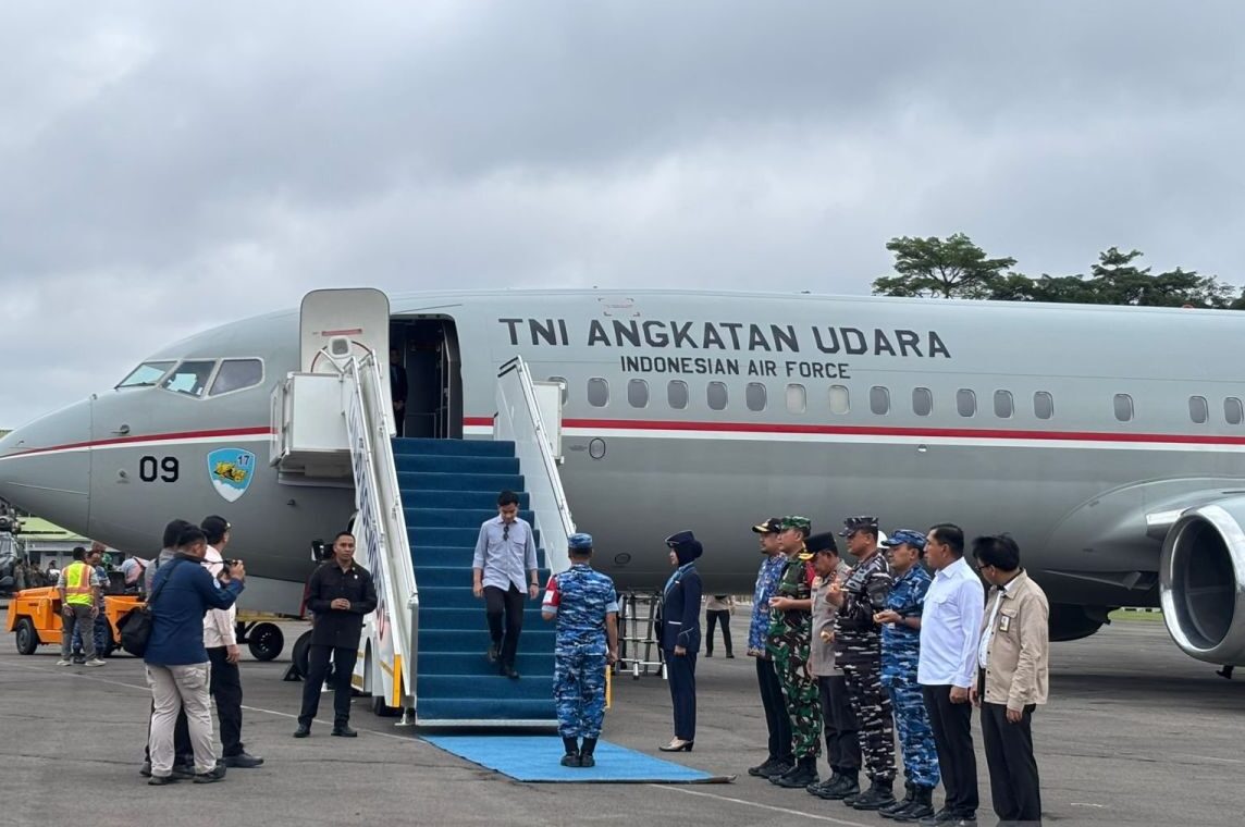 Wakil Presiden Gibran Rakabuming Raka tiba di Lapangan Udara (Lanud) TNI AU Soewondo, Medan, Rabu (17/12/2025),